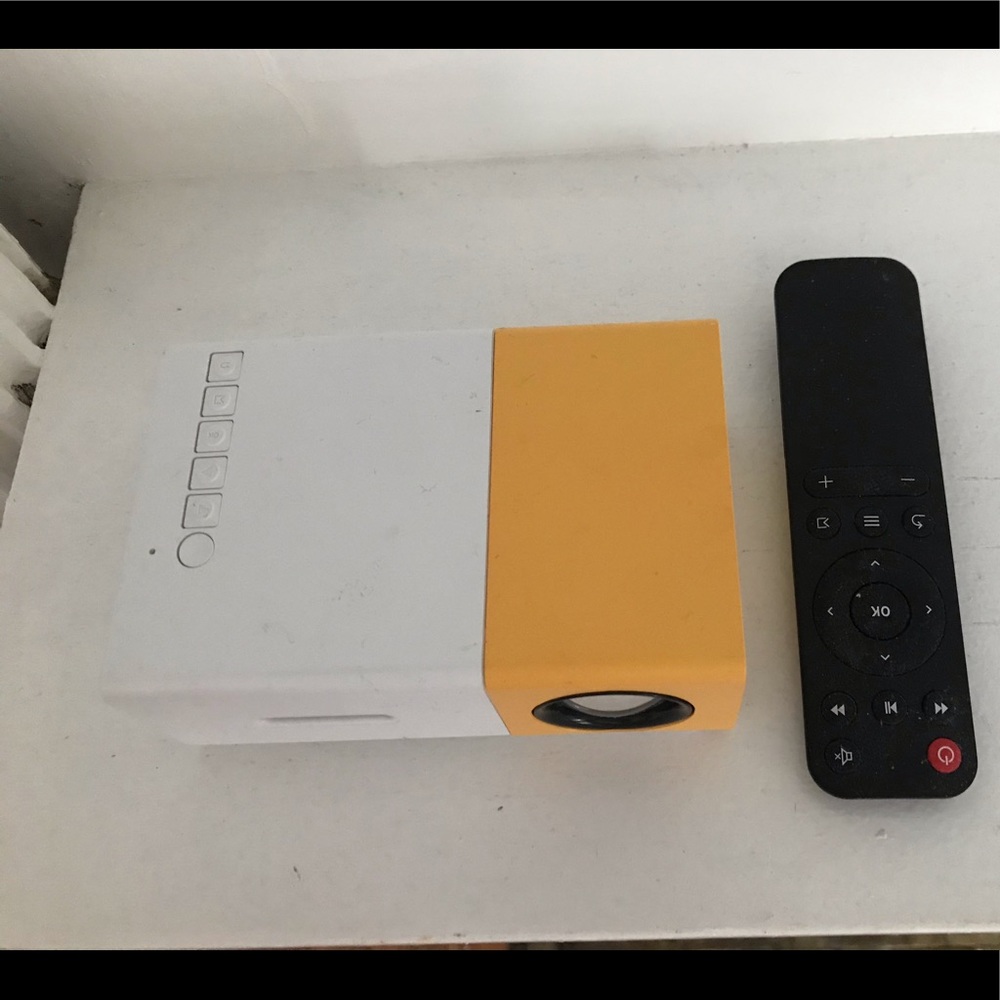 Mini Projector - Picture 2 of 5